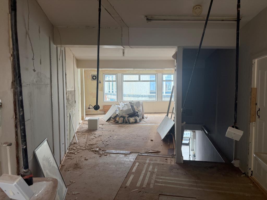 Lot: 35 - FORMER FIRST FLOOR OFFICE SUITE WITH RESIDENTIAL CONSENT - Internal view back to front with front window